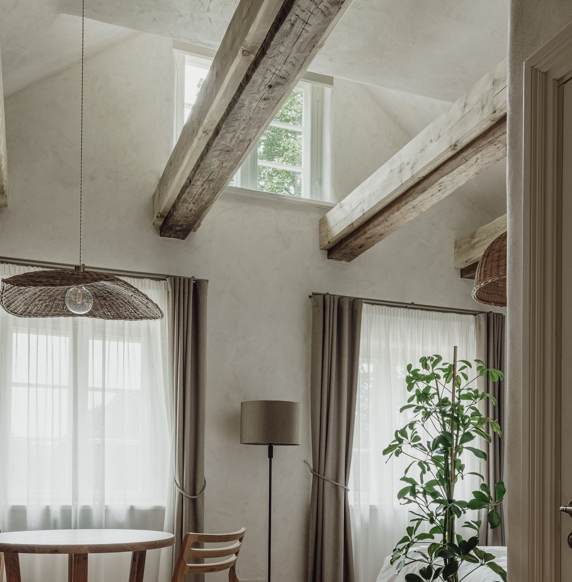 Astotais - Main Image