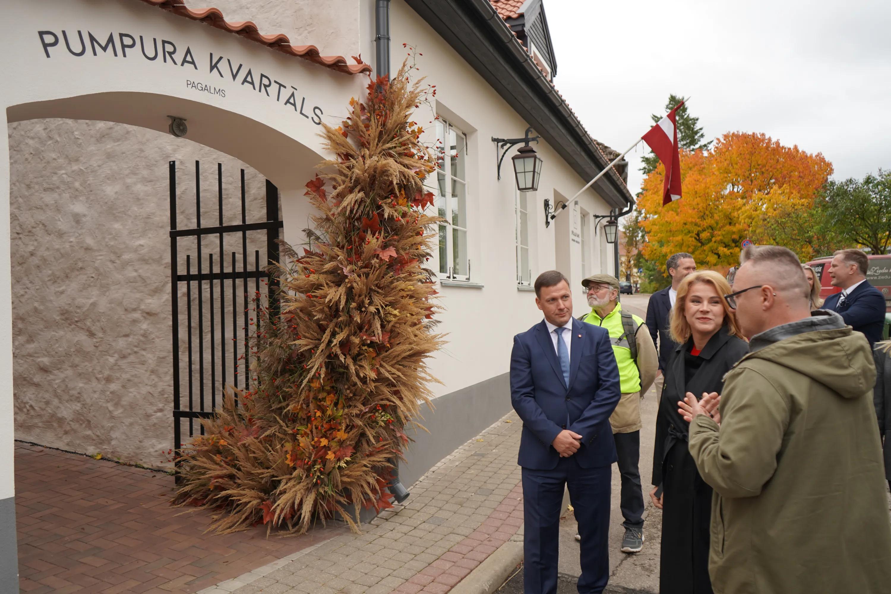 Ministru prezidente iepazīstas ar Cēsu arhitektūras pērlēm un izglītības jomu